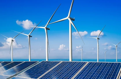 éolienne, panneau solaire et l'eau sous un ciel bleu