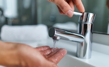 personne qui se lave les mains