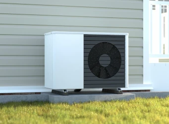 pompe à chaleur air air sur de la pelouse verte