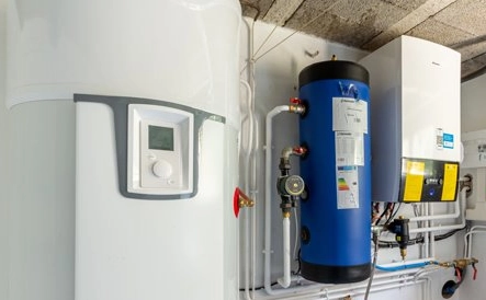 chauffe eau thermodynamique sur un mur gris goncé