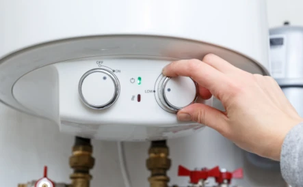 main réglant la température d'une chaudière