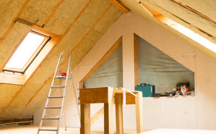 comble aménagé et isolé avec de la laine de verre