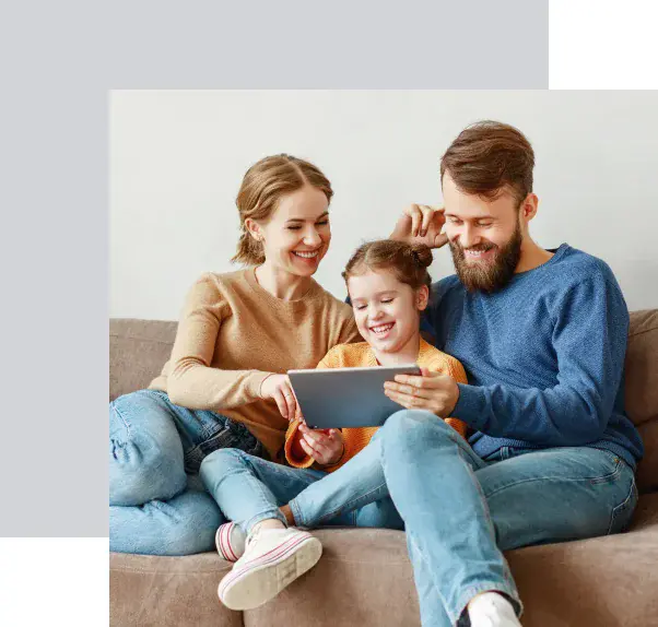 Une famille bien dans son salon grâce à la prime coup de pouce qu’elle a touché pour sa maison