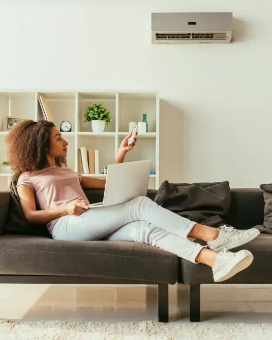 Une personne bien dans son salon grâce à la prime coup de pouce qu’elle a touché pour sa maison