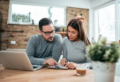 Un couple bien dans sa salle à manger grâce à la prime coup de pouce qu’il a touché pour sa maison