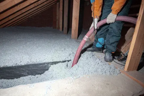 Souflage de l'isolant dans les combles