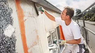 Un artisan qualifié pose de l’isolation des murs par l’extérieur